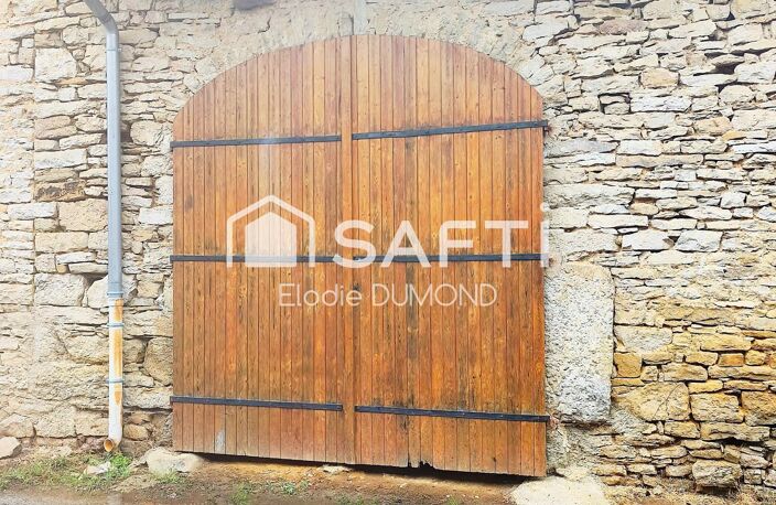 Jolie maison de village de 41 m2 à rénover entièrement disposant de combles, un garage et une grange. — photo 3