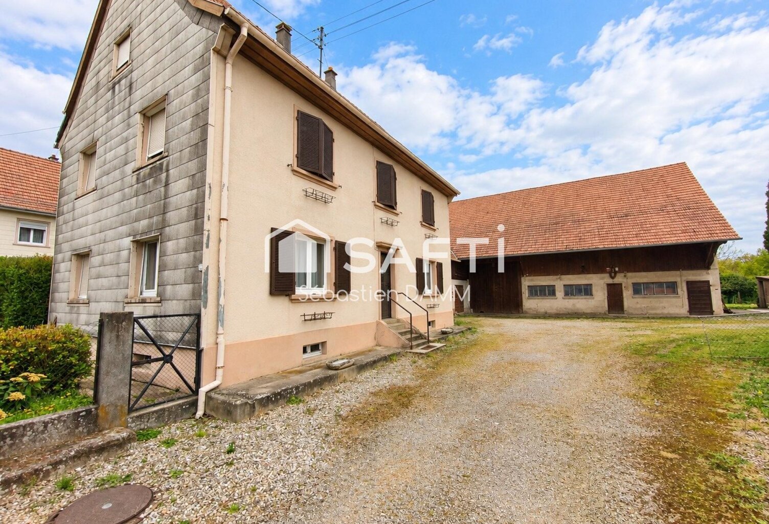 MAISON 150 M², GRANGE 200 M², DÉPENDANCES ET TERRAIN DE 1 973 M² DONT ENVIRON 800 M² CONSTRUCTIBLES — photo 1