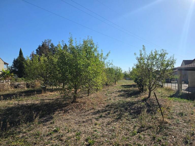 Terrain constructible arboré de 2 248 m² — photo 1