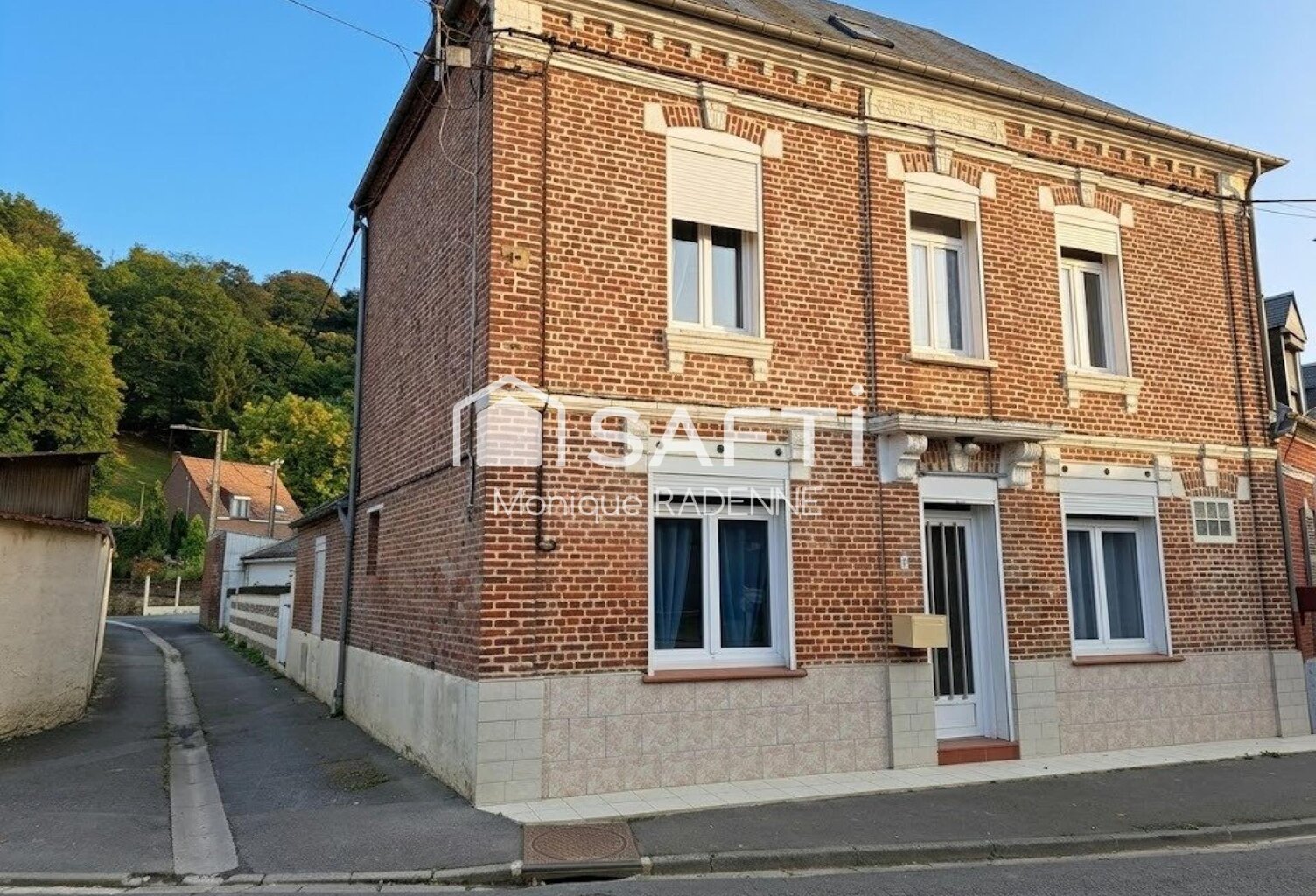 MAISON EN BRIQUE 4 CHAMBRES SEMI PLAIN PIED ET GARAGE — photo 1