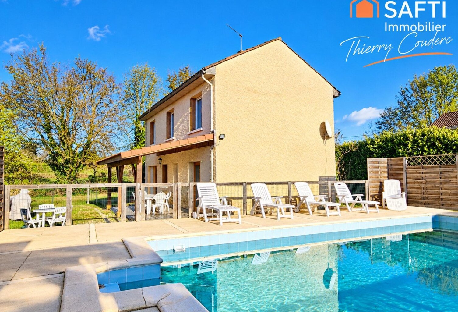 Maison avec piscine et terrain clôturé. — photo 1