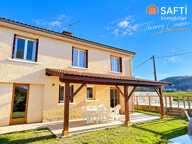 Maison avec piscine et terrain clôturé. — photo 2