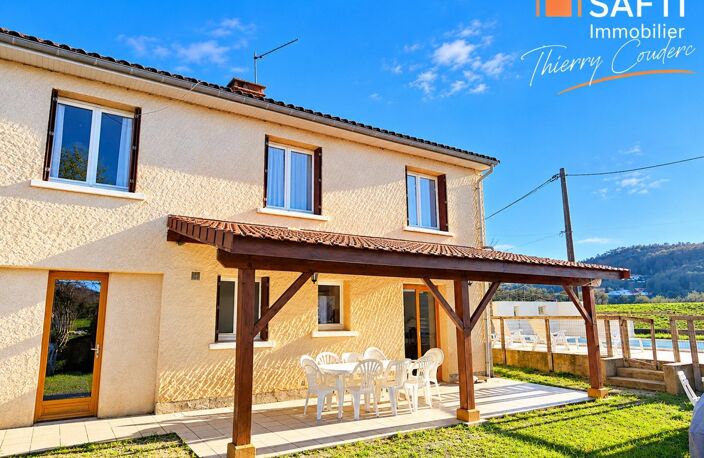 Maison avec piscine et terrain clôturé. — photo 2