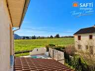 Maison avec piscine et terrain clôturé. — photo 4