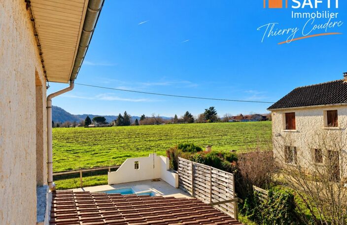 Maison avec piscine et terrain clôturé. — photo 4