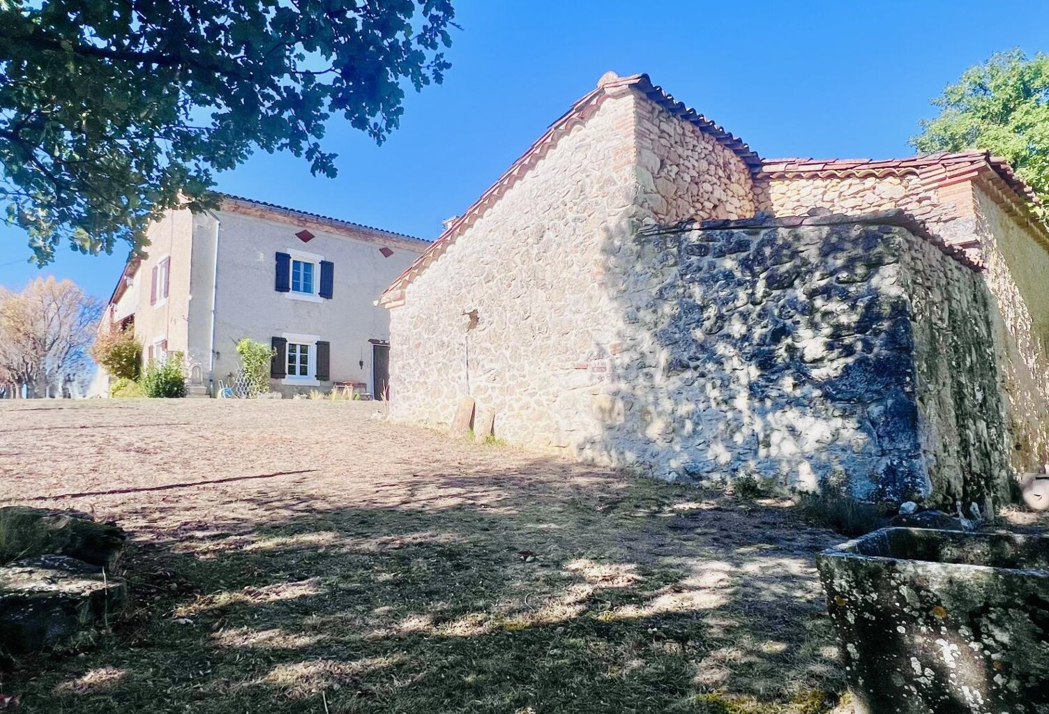Corps de ferme avec dépendances et terrain de 3300m² — photo 1