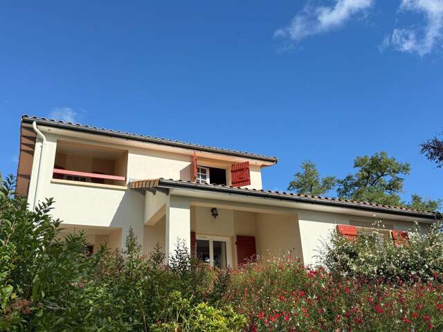 Maison de charme avec très grand terrain — photo du bien