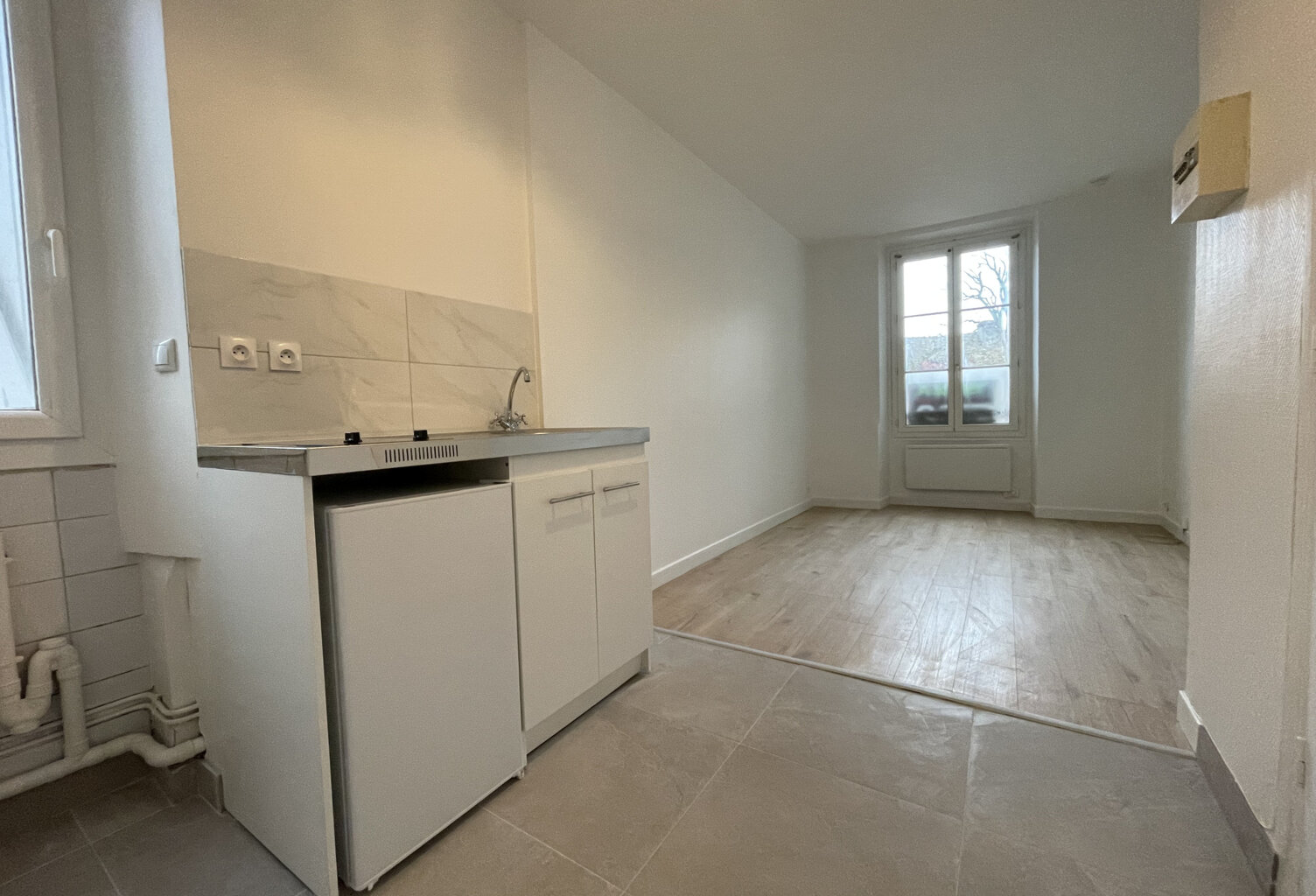 STUDIO 20 M2 CENTRE VILLE NEAUPHLE LE CHATEAU — photo 1
