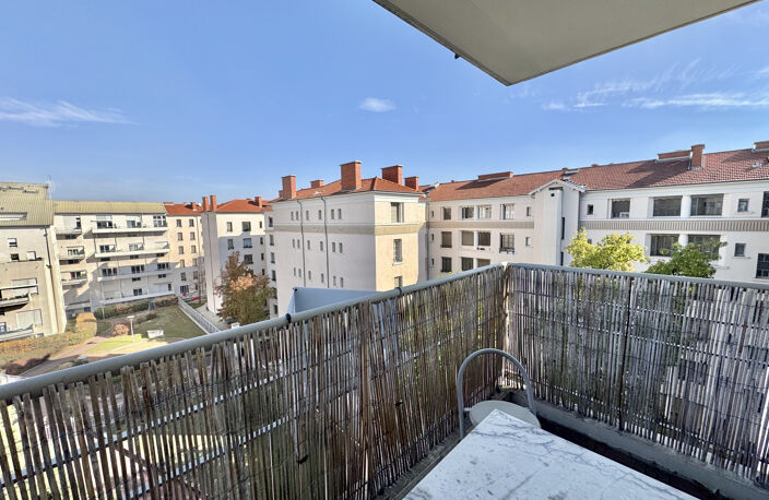 T2 sans vis-à-vis, étage élevé, balcon. — photo 2