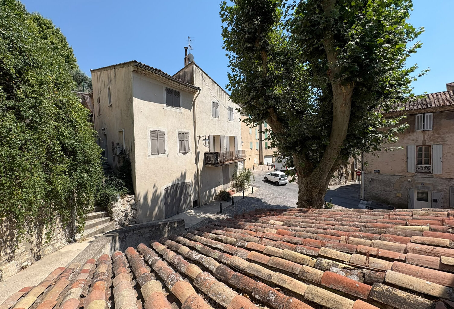 EGUILLES - T3 de charme entièrement rénové au cœur du village d'Éguilles — photo 1