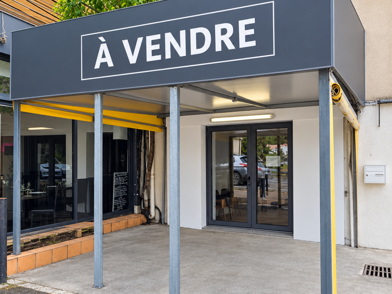 AIX PONT DE L'ARC - Local de 34m2 avec vitrine à vendre, très bon état — photo 1