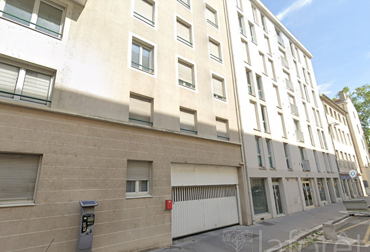 GARAGE FERME - QUARTIER SAINTE BLANDINE / CONFLUENCE — photo 1