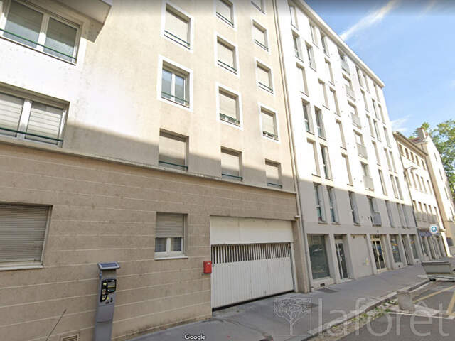 GARAGE FERME - QUARTIER SAINTE BLANDINE / CONFLUENCE — photo du bien