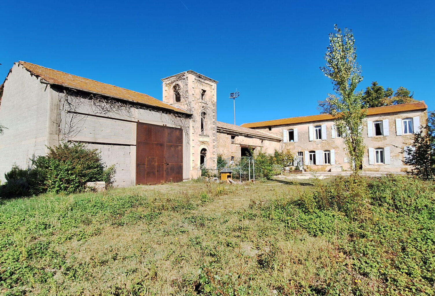 Sorgues - MAS 7 pièces 274 m² + ANNEXES 500 m²  sur 4082 m² de terrain — photo 1