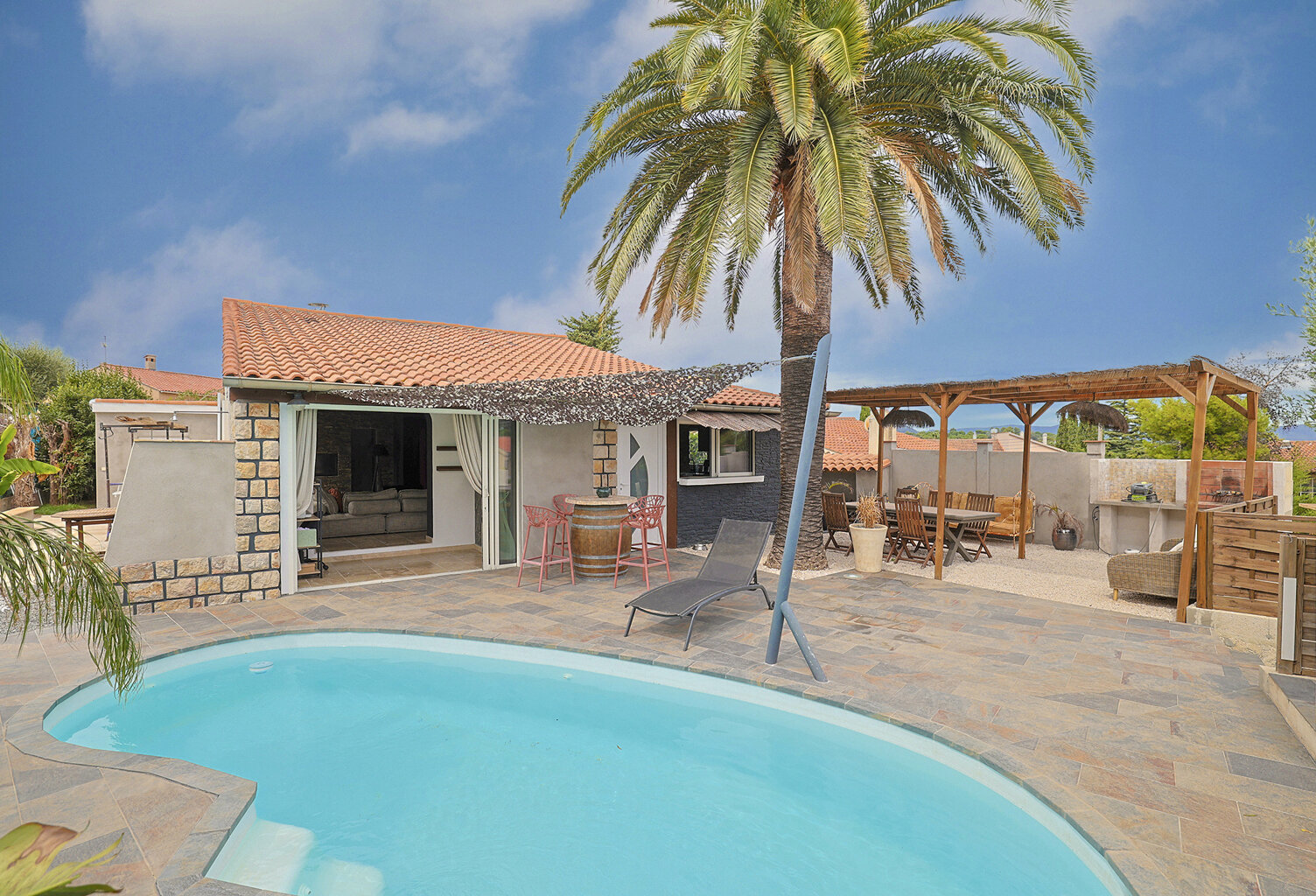 Une villa de plain-pied T5 avec piscine et garage et place de stationnement — photo 1