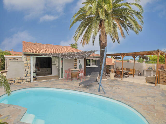 Une villa de plain-pied T5 avec piscine et garage et place de stationnement — photo du bien