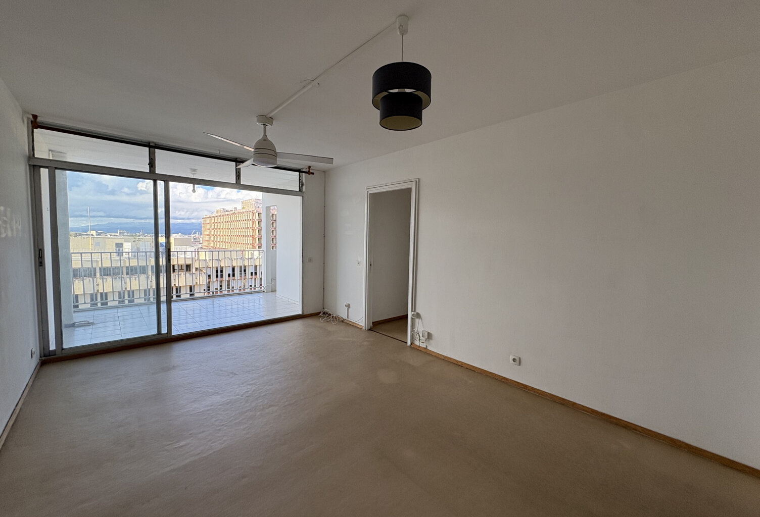 APPARTEMENT T4 POINTE-A-PITRE IMMEUBLE SECURISE AVEC ASCENSE — photo 1