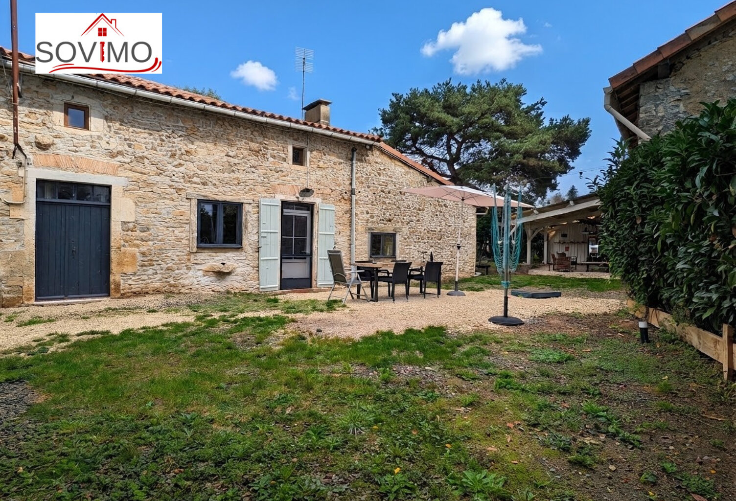 EN CAMPAGNE, JOLIE MAISON CHARENTAISE AVEC GRANGE ET TERRAIN — photo 1