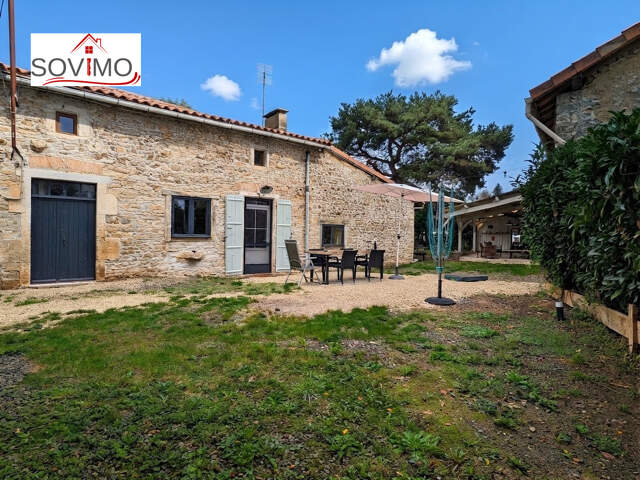 EN CAMPAGNE, JOLIE MAISON CHARENTAISE AVEC GRANGE ET TERRAIN — photo du bien