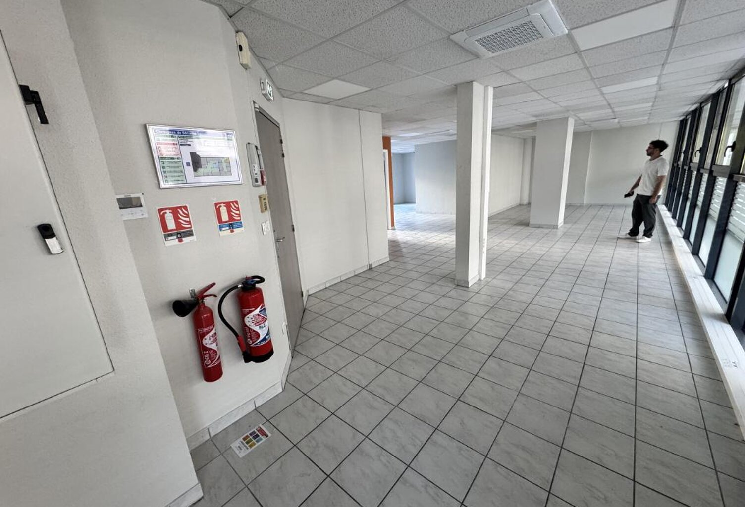 Bourran - Local commercial; 1er - LOCATION LOCAL COMERCIAL RODEZ — photo 1