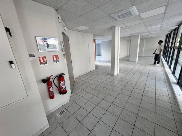 Bourran - Local commercial; 1er - LOCATION LOCAL COMERCIAL RODEZ — photo 1