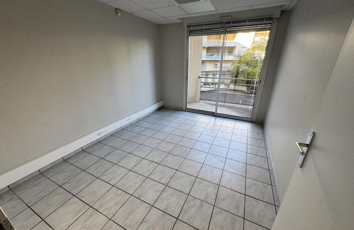 Bourran - Local commercial; 1er - LOCATION LOCAL COMERCIAL RODEZ — photo 3