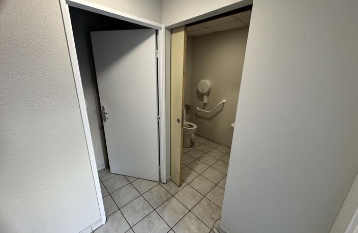 Bourran - Local commercial; 1er - LOCATION LOCAL COMERCIAL RODEZ — photo 4