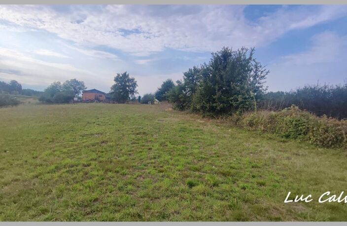 À VENDRE - LE BORN (31) ✨ Terrain constructible de 1970 m² ✨ 💶 Prix : 40000 € — photo 3