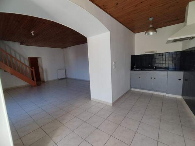 Charente, LA TACHE à 12 mn Chasseneuil sur Bonnieure Maison 81 m² cour, jardin et grange — photo du bien