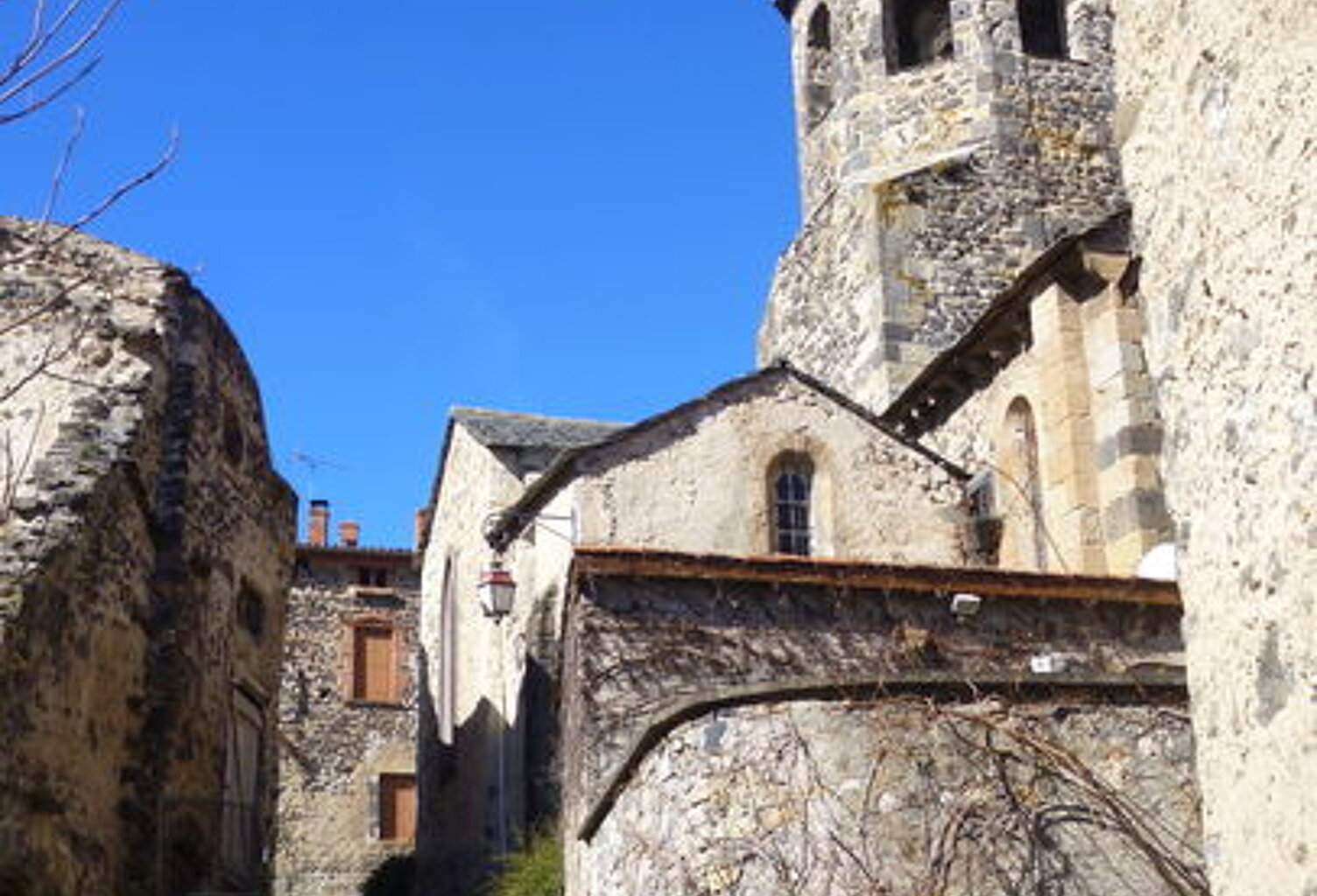 BATIMENT ATYPIQUE A RESTAURER DANS UN FORT VILLAGEOIS — photo 1