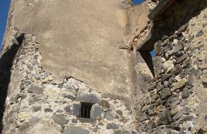 BATIMENT ATYPIQUE A RESTAURER DANS UN FORT VILLAGEOIS — photo 2