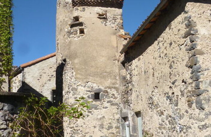 BATIMENT ATYPIQUE A RESTAURER DANS UN FORT VILLAGEOIS — photo 3