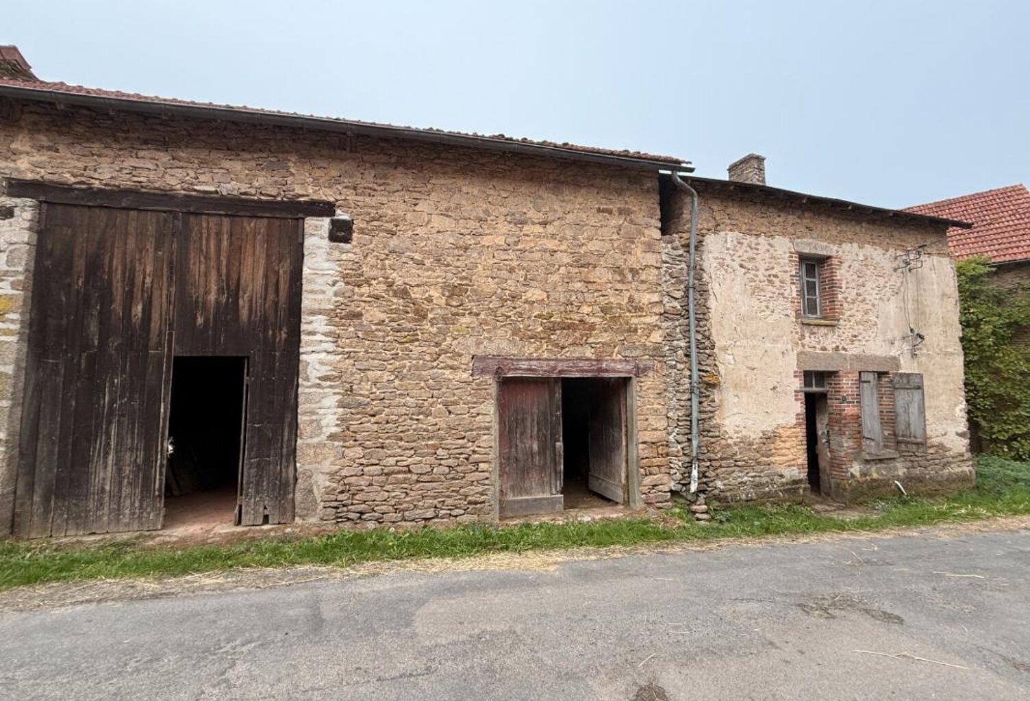 EN EXCLUSIVITE ! Maison en pierre 57m² à restaurer avec grange et garage sur terrain 486m² 29 900 € — photo 1