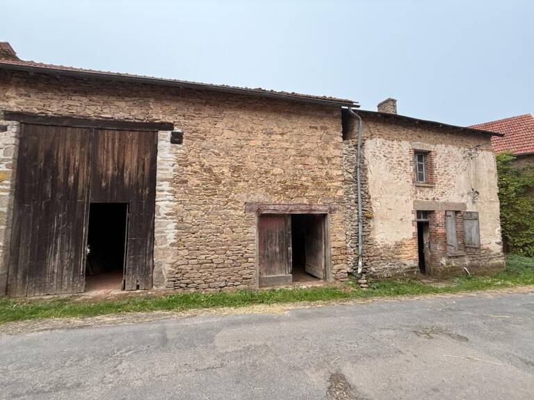EN EXCLUSIVITE ! Maison en pierre 57m² à restaurer avec grange et garage sur terrain 486m² 29 900 € — photo 1