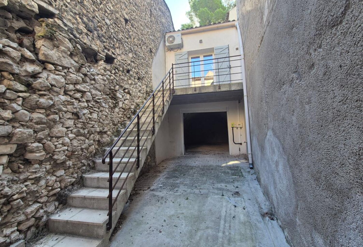 À LOUER – Maison de ville meublée avec extérieur à Orgon — photo 1