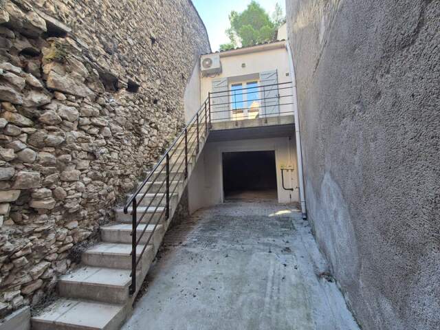 À LOUER – Maison de ville meublée avec extérieur à Orgon — photo du bien