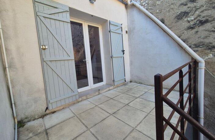 À LOUER – Maison de ville meublée avec extérieur à Orgon — photo 2