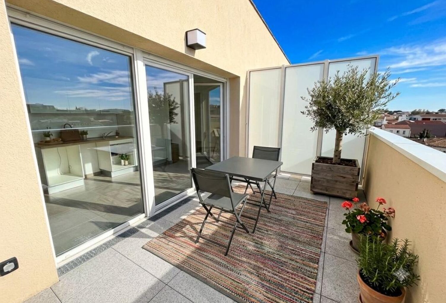 APPARTEMENT À LOUER – Magnifique Studio de 25 m² avec terrasse et parking – ISTRES — photo 1