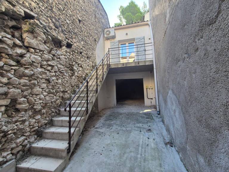 À LOUER – Maison de ville meublée avec extérieur à Orgon — photo 1