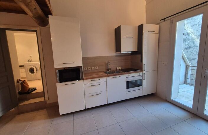 À LOUER – Maison de ville meublée avec extérieur à Orgon — photo 4