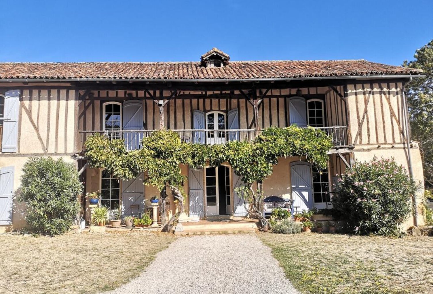 A vendre, Gers: Magnifique propriété de caractère très confortable de 1650 alliant cachet, intimité et confort moderne, 3/4 chambres, grand jardin arboré de 7 000 m² offrant une vue sur la campagne et les Pyrénées. Maison économe, panneaux solaires — photo 1