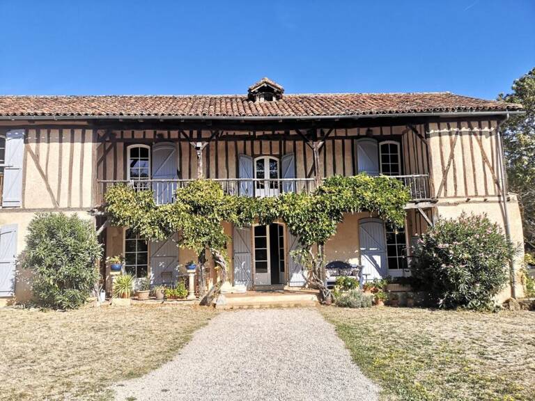 A vendre, Gers: Magnifique propriété de caractère très confortable de 1650 alliant cachet, intimité et confort moderne, 3/4 chambres, grand jardin arboré de 7 000 m² offrant une vue sur la campagne et les Pyrénées. Maison économe, panneaux solaires — photo 1