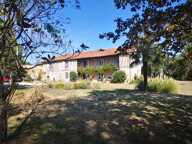 A vendre, Gers: Magnifique propriété de caractère très confortable de 1650 alliant cachet, intimité et confort moderne, 3/4 chambres, grand jardin arboré de 7 000 m² offrant une vue sur la campagne et les Pyrénées. Maison économe, panneaux solaires — photo 2