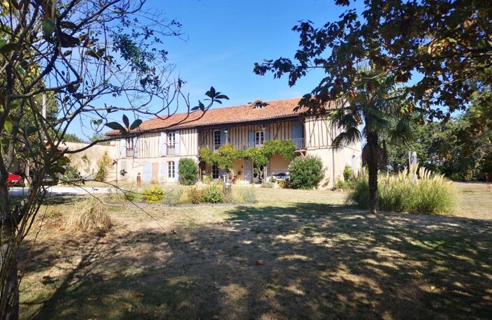 A vendre, Gers: Magnifique propriété de caractère très confortable de 1650 alliant cachet, intimité et confort moderne, 3/4 chambres, grand jardin arboré de 7 000 m² offrant une vue sur la campagne et les Pyrénées. Maison économe, panneaux solaires — photo 2