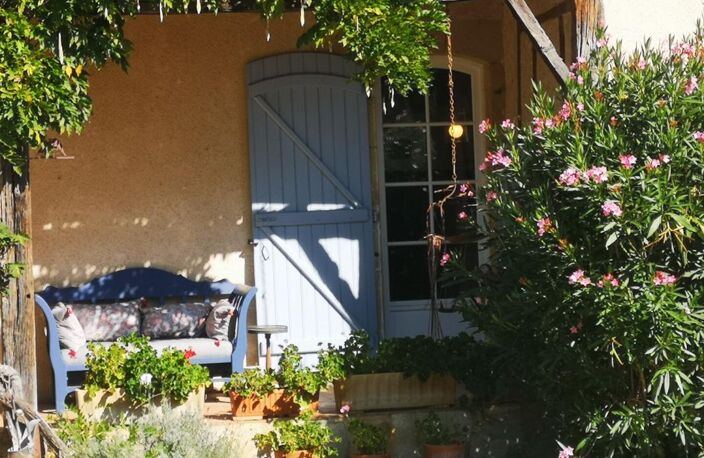 A vendre, Gers: Magnifique propriété de caractère très confortable de 1650 alliant cachet, intimité et confort moderne, 3/4 chambres, grand jardin arboré de 7 000 m² offrant une vue sur la campagne et les Pyrénées. Maison économe, panneaux solaires — photo 3