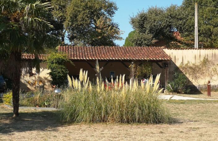A vendre, Gers: Magnifique propriété de caractère très confortable de 1650 alliant cachet, intimité et confort moderne, 3/4 chambres, grand jardin arboré de 7 000 m² offrant une vue sur la campagne et les Pyrénées. Maison économe, panneaux solaires — photo 4