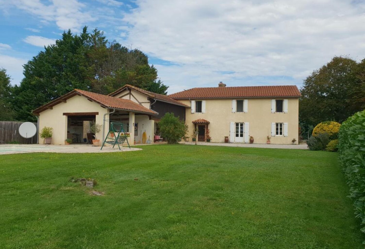À vendre, proche Trie-sur-Baïse (Hautes-Pyrénées): Maison avec 3 chambres; jardin clos de 1 313 m² avec terrasse d'été et piscine. Superbes vues sur les montagnes et la campagne, situation rurale mais proche de la ville — photo 1