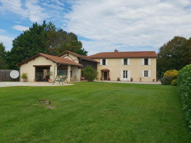 À vendre, proche Trie-sur-Baïse (Hautes-Pyrénées): Maison avec 3 chambres; jardin clos de 1 313 m² avec terrasse d'été et piscine. Superbes vues sur les montagnes et la campagne, situation rurale mais proche de la ville — photo du bien