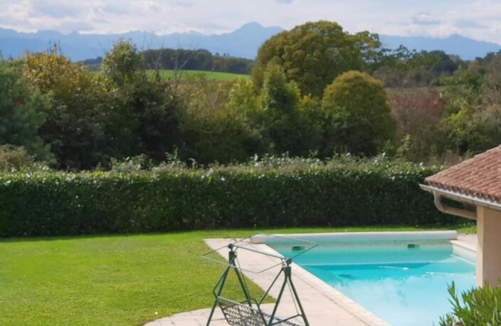 À vendre, proche Trie-sur-Baïse (Hautes-Pyrénées): Maison avec 3 chambres; jardin clos de 1 313 m² avec terrasse d'été et piscine. Superbes vues sur les montagnes et la campagne, situation rurale mais proche de la ville — photo 2