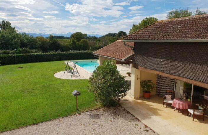 À vendre, proche Trie-sur-Baïse (Hautes-Pyrénées): Maison avec 3 chambres; jardin clos de 1 313 m² avec terrasse d'été et piscine. Superbes vues sur les montagnes et la campagne, situation rurale mais proche de la ville — photo 3